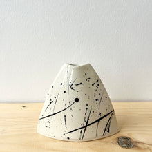 Load image into Gallery viewer, Triangle Vase- Emovere
