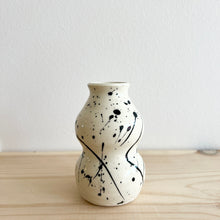 Load image into Gallery viewer, Emovere Vase-2
